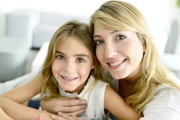 Chica abrazándose con su mamá — Foto de Stock