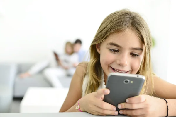 Mädchen spielt mit Smartphone — Stockfoto