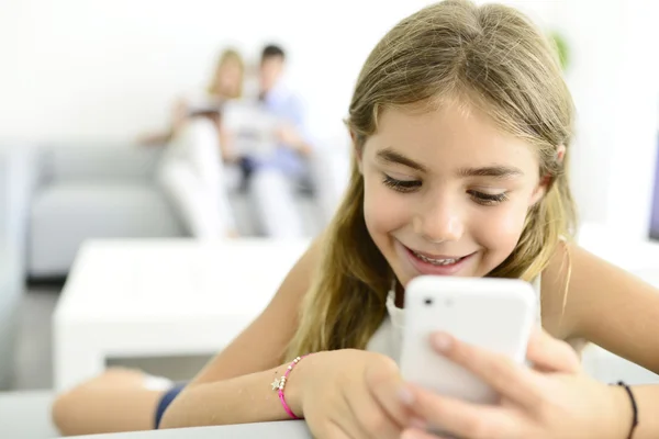 Девушка играет со смартфоном — стоковое фото