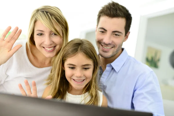 Familie chating op internet — Stockfoto