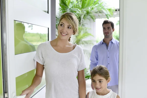 Familia caminando en casa —  Fotos de Stock