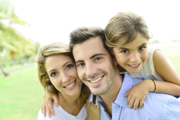 Porträtt av lycklig familj — Stockfoto