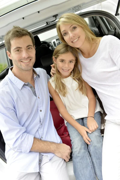 Familia con coche — Foto de Stock