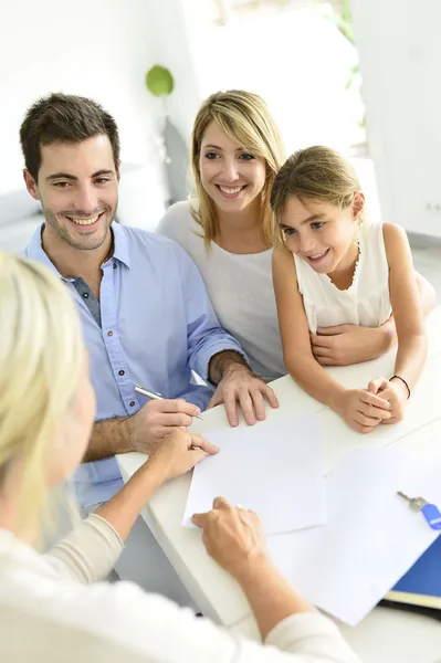 Familie ondertekenen van contract — Stockfoto