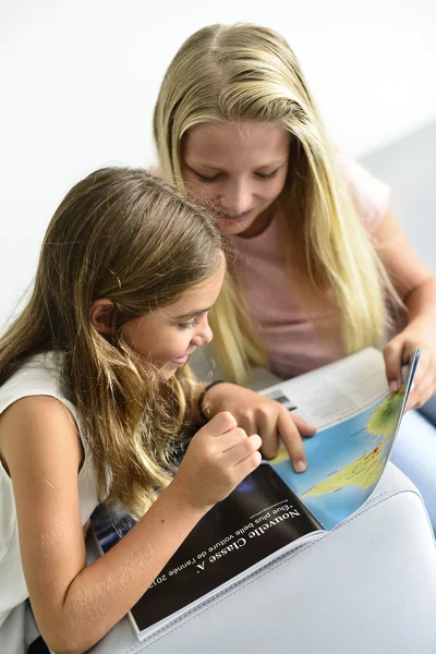 Девушки наслаждаются чтением журнала — стоковое фото