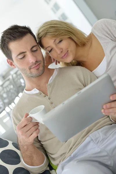 Pareja usando tableta digital — Foto de Stock