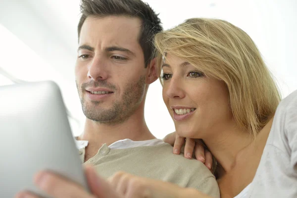 Couple websurfing on internet — Stock Photo, Image