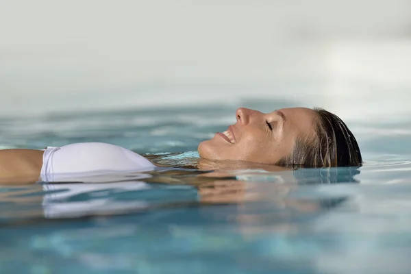 Mulher relaxante na piscina — Fotografia de Stock