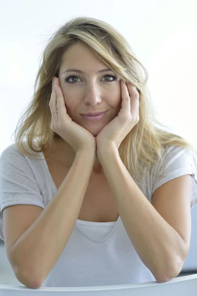 Retrato de mulher loira — Fotografia de Stock