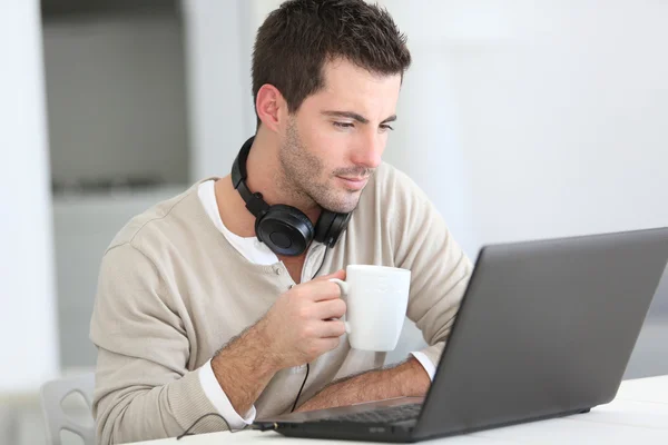 노트북 컴퓨터 앞에 남자 스톡 사진