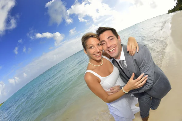 Nevěsta a ženich na pláži Royalty Free Stock Fotografie