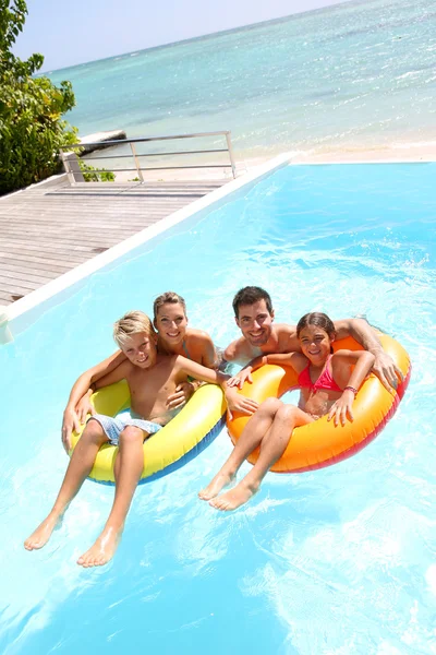 Ouders met kinderen in zwembad Stockfoto