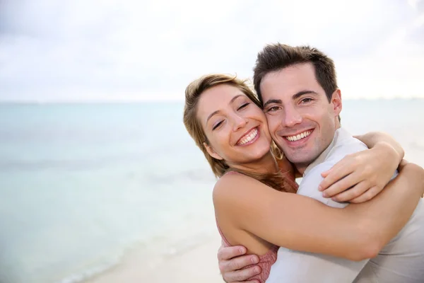 Couple embracing by the beach — Stock Photo, Image