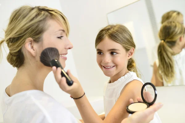 Menina brincando com a maquiagem de sua mãe — Fotografia de Stock