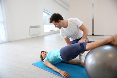 Pilates yapıyor kadın