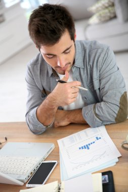 bütçe üzerinde çalışmaya satıcısı