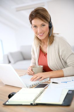 iş kadını katılıyor video konferans