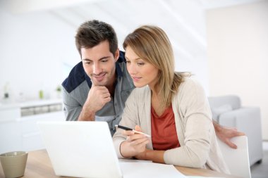 dizüstü bilgisayarda çalışan çift