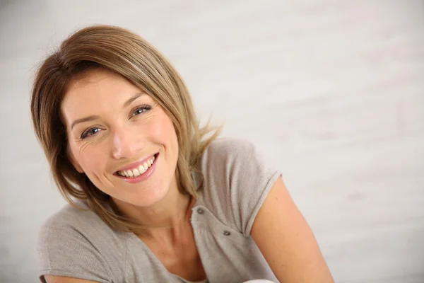 Mujer atractiva sonriente — Foto de Stock