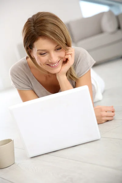 Woman websurfing with laptop — Stock Photo, Image