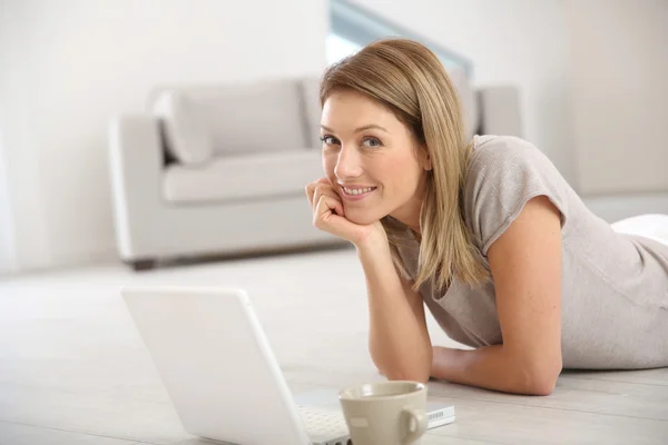 Vrouw websurfing met laptop — Stockfoto