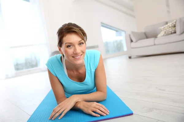 Frau im Fitnessstudio — Stockfoto