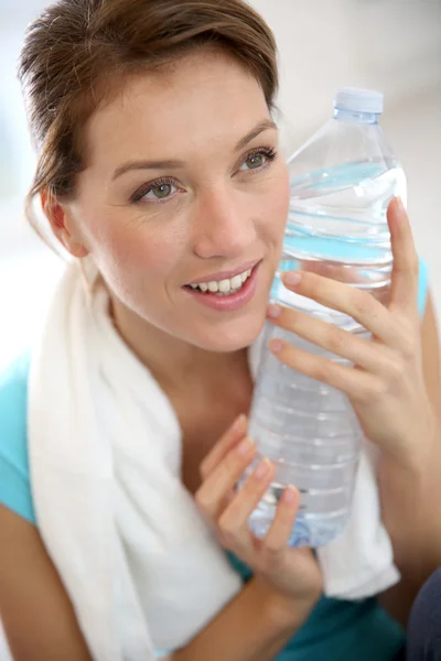 Vrouw die water drinkt — Stockfoto