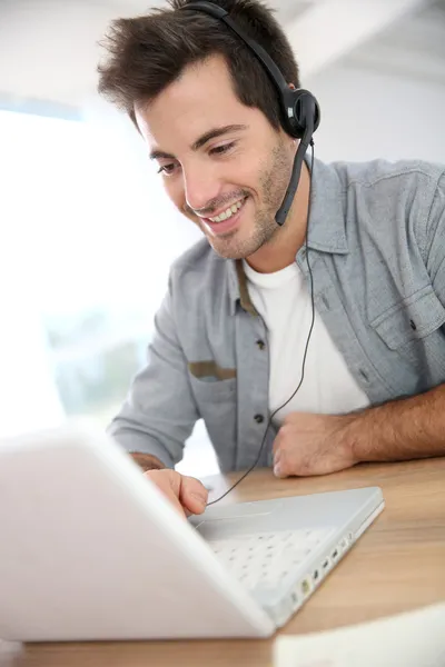 Mann arbeitet mit Laptop — Stockfoto