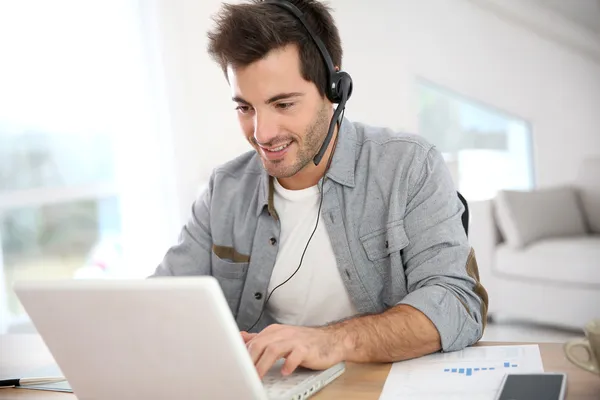 Uomo che lavora con il computer portatile — Foto Stock