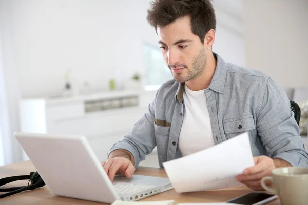 Man werkt met laptop — Stockfoto