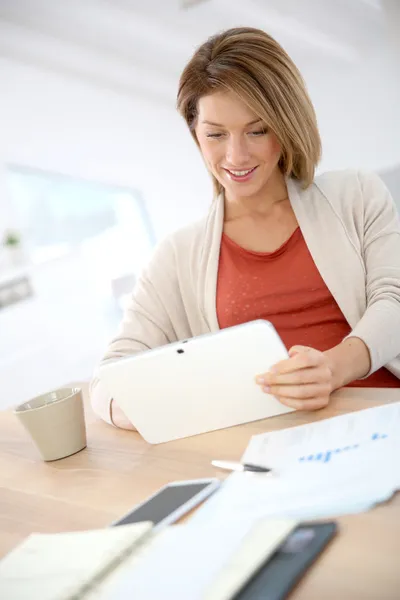 Frau arbeitet an Tablet — Stockfoto