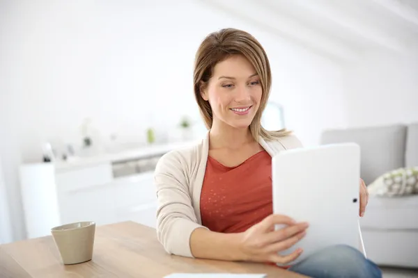 Frau im Internet vernetzt — Stockfoto