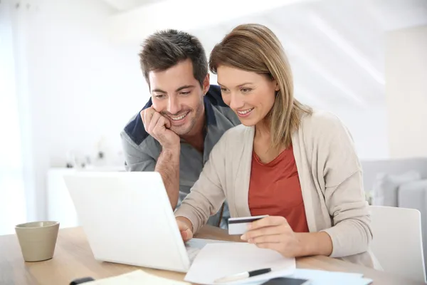Couple buying on internet — Stock Photo, Image