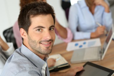 gülümseyen genç işadamı