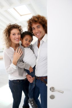 gülümseyen aile