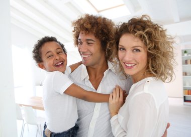 gülümseyen aile