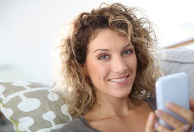 Akıllı telefonlu kadın.