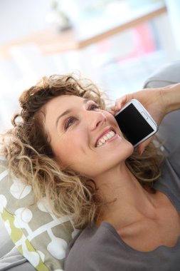 Akıllı Telefonla Konuşan Kadın