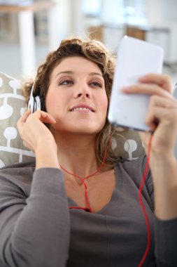 kadın websurfing Tablet