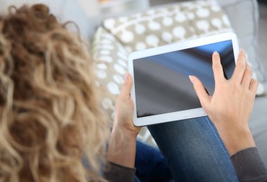 dijital tablet kullanan kadın