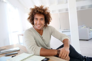 neşeli gülümseyen iş adamı