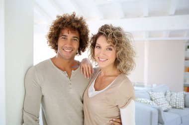 gülümseyen çekici çift