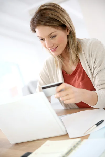 Frau kauft im Internet ein — Stockfoto