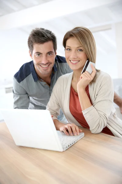 Couple doing online shopping — Stock Photo, Image