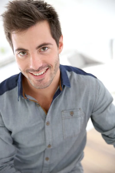 Sorrindo homem bonito — Fotografia de Stock