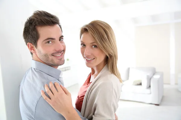 Pareja de pie en casa — Foto de Stock