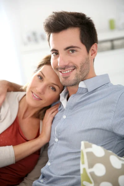 Casal relaxante no sofá — Fotografia de Stock