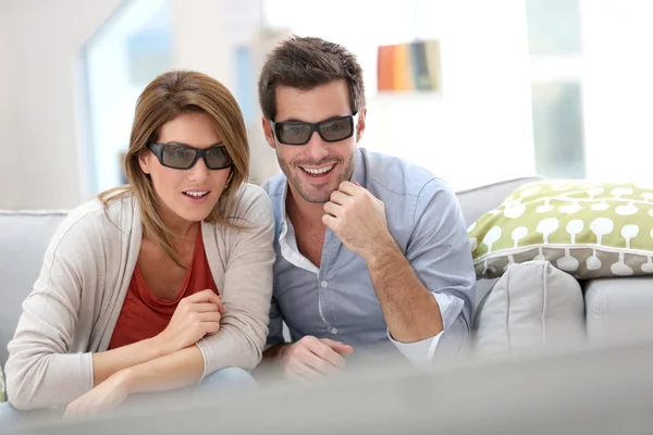 Casal assistindo filme 3D — Fotografia de Stock