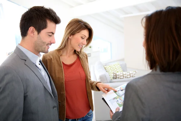 Couple meeting architect — Stock Photo, Image