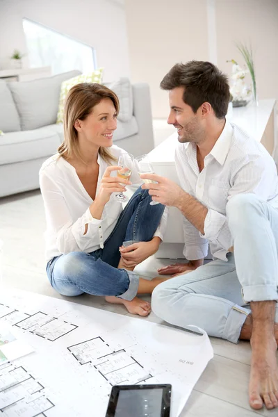 Casal celebrando compra de casa — Fotografia de Stock